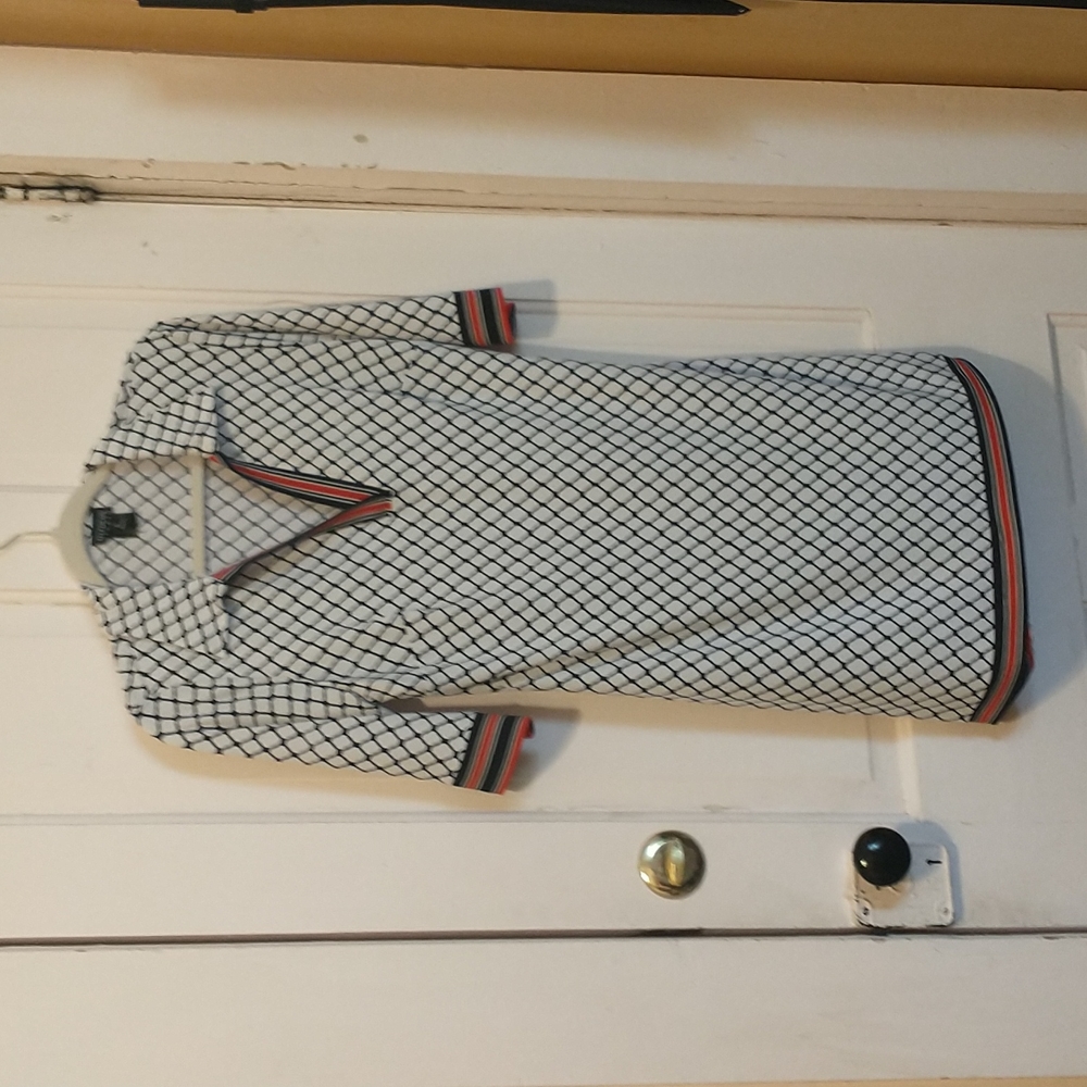 En Focus Studio size 8 collared dress t shirt style with black/white mesh print